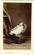 Photo CDV - Petite Fille/Bébé Avec Une Jolie Robe Blanche - Chromotypie Phot. Borderia à Reims - Juillet 1875 - Oud (voor 1900)