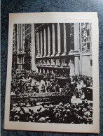 AFFICHE  - PHOTOGRAPHIQUE    -  UN ASPECT DE WALL STREET DEVANT LA BOURSE DE NEW YORK EN 1929 - Posters