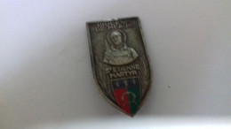 B18 / BROCHE DIOCESE  ST ETIENNE MARTYR MANQUE FERMOIR - Ethnisch