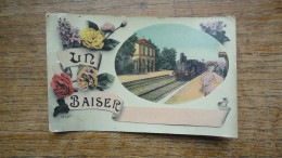 Ancienne Carte  , Un Baiser " D'où L'on Veux " "" Gare Avec Un Train Et Des Passagers Sur Le Quai "" - Stations With Trains