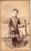 Photo CDV D'une Petite Fille élégante Avec Un Cerceau Posant Dans Un Studio Photo A PARIS - Anciennes (Av. 1900)