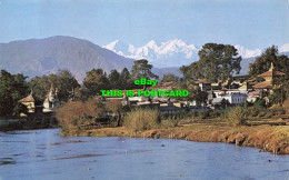 R579109 Kathmandu. Pasupathinath Temple And The Ganesh Himal Mountains. James Ro - Monde