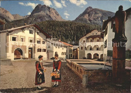 11888110 Scuol Tarasp Vulpera Dorfplatz In Scuol Mit Museum Tracht Scuol - Otros & Sin Clasificación