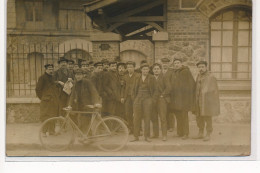 CARTE PHOTO A LOCALISER : Paris(?) Personages, Velo - Tres Bon Etat - Foto