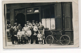 CARTE PHOTO A LOCALISER : Paris(?), Cafe "à L'ami", Velo - Etat - Photos