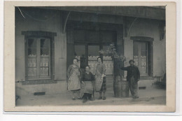 CARTE PHOTO A LOCALISER : Personnages Devant Un Magasin - Tres Bon Etat - Photos