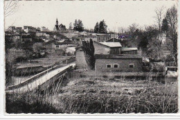 VOUNEUIL SOUS BIARD : Vue Générale Et L'église - CARTE PHOTO - Très Bon état - Vouneuil Sous Biard