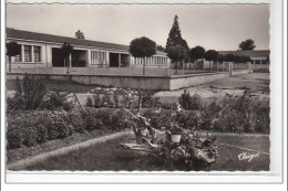 SAUZE VAUSSAIS - Le Groupe Scolaire - SEMI MODERNE PETIT FORMAT - Très Bon état - Sauze Vaussais