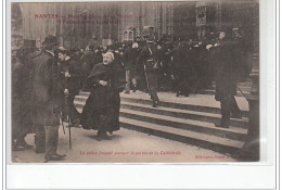 NANTES - Manifestation Du 22 Février 1906 à L'occasion Des Inventaires - Evacuation De La Cathédrale - Très Bon état - Nantes