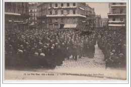 NANTES : La Fête Dieu 1926 - Le Défilé Des Paroissiens Nantais Place St Pierre - Très Bon état - Nantes