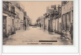 MONTARGIS - Une Rue Pendant La Crue - La Chaussée - Très Bon état - Montargis