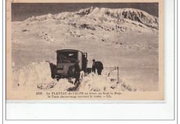 LE PLATEAU DE L'ALPE En Hiver - Au Fond, La Meije - Le Tank Chasse-neige Ouvrant La Route - Très Bon  état - Otros & Sin Clasificación