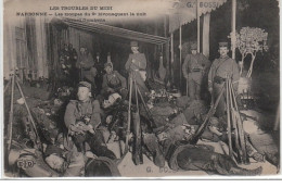 LES TROUBLES DU MIDI : NARBONNE - Les Troupes Du 9ème Bivouaquant Pendant La Nuit Boulevard Gambetta - Bon état - Autres & Non Classés