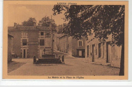 LIGUGE : La Mairie Et La Place De L'église - Très Bon état - Sonstige & Ohne Zuordnung