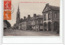 LA FERTE FRESNEL - Rue Principale - Halle Et Mairie - Très Bon état - Autres & Non Classés