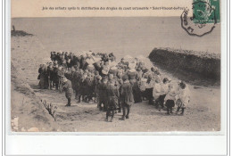 LE CROISIC - Joie Des Enfants Après La Distribution Des Dragées Du Canot Automobile """"St Vincent De Paul"""" - état - Le Croisic