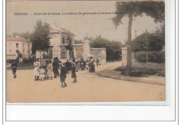 FRESNES - Entrée De La Prison - Les Enfants Du Personnel Se Rendent à L'école - Très Bon état - Fresnes