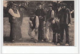 COSTUMES BRETONS - BEUZEC-CONCQ - La Partie De Boules, Le Coup Décisif - état - Beuzec-Cap-Sizun