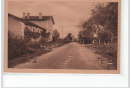 DEVIAT - Arrivée Par La Route De Chalais Et Groupe Scolaire - Très Bon état - Other & Unclassified