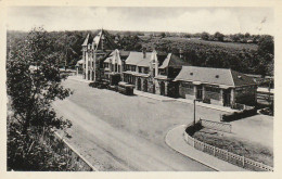 AA+ -(03) NERIS LES BAINS - LA GARE - AUTOBUS , AUTOMOBILES  - Neris Les Bains