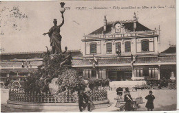 AA+ -(03) VICHY - MONUMENT " VICHY ACCUEILLANT SES HOTES A LA GARE " - ANIMATION - MARCHAND AMBULANT - Vichy