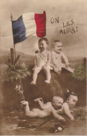 AA+ 14- " ON LES AURA " - BEBES RIEURS AVEC DRAPEAU TRICOLORE  ET BEBES CASQUE A POINTE - CARTE PATRIOTIQUE COLORISEE - Patrióticos