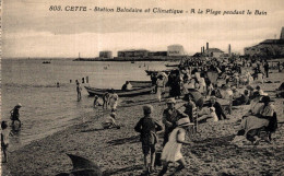 K0105 - CETTE - D34 - Station Balnéaire Et Climatique - A La Plage Pendant Le Bain - Sete (Cette)