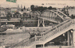 AA+ 30-(24) PERIGUEUX - LA PASSERELLE - ANIMATION - TRAINS , QUAI , MARCHANDISES ( FUTS ) - Périgueux