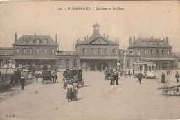 AA+ 75-(59) DUNKERQUE - LA GARE ET LA PLACE - ANIMATION - AUTOMOBILE , TRAMWAY - Dunkerque