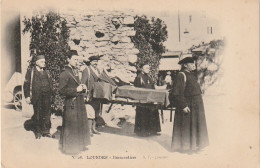 AA+ 84-(65) LOURDES - BRANCARDIERS - CURE - Lourdes