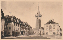 AA+ 90-(67) OBERNAI - PLACE DE L'HOTEL DE VILLE ET LE KAPELLTURM - COMMERCES - Obernai