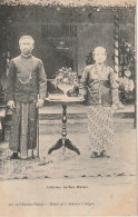 AA+ 94- INTERIEUR DE SAIS MALAIS - COUPLE EN TENUE TRADITIONNELLE - Malasia