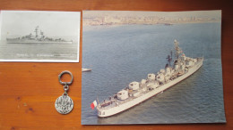 Porte Clé Vintage AUGIS Escorteur D'escadre LA BOURDONNAIS VENDU AVEC UNE CARTE POSTALE ET UNE PHOTO DU BATEAU MILITAIRE - Portachiavi