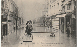 AA+ 100-(75) PARIS - INONDATIONS DE JANVIER 1910 - LA RUE DU BAC - ANIMATION - PASSERELLES - Überschwemmung 1910