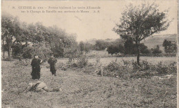 AA+ 104-(77) GUERRE DE 1914 - PRETRES BENISSANT LES MORTS ALLEMANDS SUR LE CHAMP DE BATAILLE AUX ENVIRONS DE MEAUX - Otros & Sin Clasificación