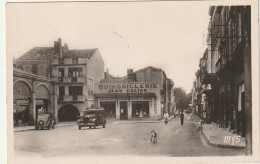 AA+ 109-(82) VALENCE D'AGEN - PLACE NATIONALE ET RUE CHEVALIER TOILE -  ANIMATION - COMMERCE QUINCAILLERIE J. DALIAS - Valence