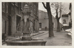 AA+ 111-(83) AUPS - PLACE DU MARCHE ET PORTAIL DES AIRES - FONTAINE - Aups