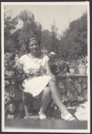 Donna Seduta In Giardino Tra Verde E Dolomiti - 1950 Foto Vintage - Places