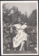 Donna Seduta In Giardino Tra Verde E Dolomiti - 1950 Foto Vintage - Places