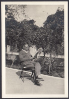 Uomo Seduto In Giardino Legge Giornale - 1950 Fotografia Vintage - Places