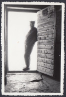 Poggiato Su Uscio Del Rifugio Di Una Montagna Da Identificare, 1950 Fotografia Vintage - Places