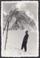 Montagna Da Identificare, Sci Piantati Nella Neve, 1950 Fotografia Vintage - Places