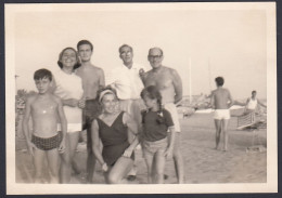 Italia 1960, Vasto (CH), Turisti In Spiaggia, Foto Epoca, Vintage Photo - Orte