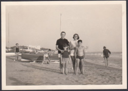 Italia 1960, Vasto (CH), Turisti In Spiaggia, Foto Epoca, Vintage Photo - Orte