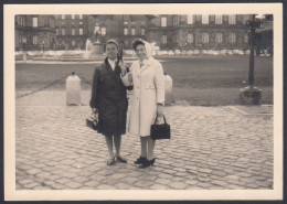 Danimarca 1965, Copenhagen, Due Donne Con Borsetta In Piazza, Foto Epoca - Orte