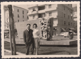 Italia, Coppia Davanti Monumento Da Identificare, 1950 Fotografia Vintage - Places