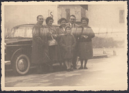 Ritratto Di Famiglia Con Auto Alle Spalle, 1950 Fotografia Vintage, Old Photo - Places