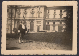 Bambina Elegante In Posa Davanti Edificio Di Prestigio, 1940 Fotografia Vintage - Places