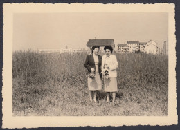 Italia, Donne In Posa Con Scorcio Di Paese, 1950 Fotografia Vintage - Places