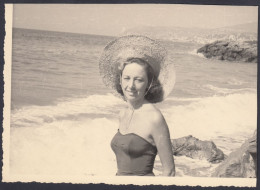 Donna Con Cappello E Costume In Spiaggia, 1950 Fotografia Vintage - Places